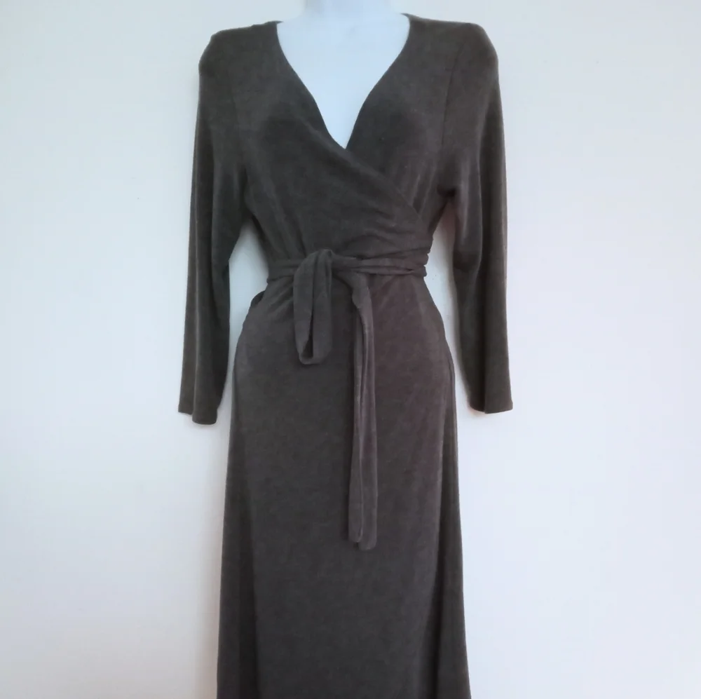 NWT🎁 FREE GIFT IS INCLUDED 🎁 Wrap Dress V- Neck, High Split, Midi - Picture 4 of 13